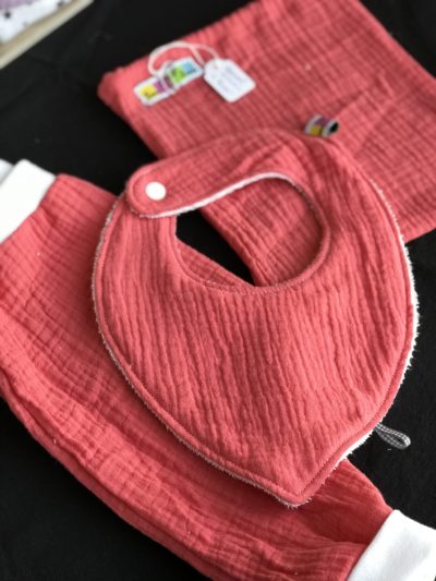 Pochons, bavoir et sarouel bébé en double gaze ( avec ou sans paillette) – Image 3